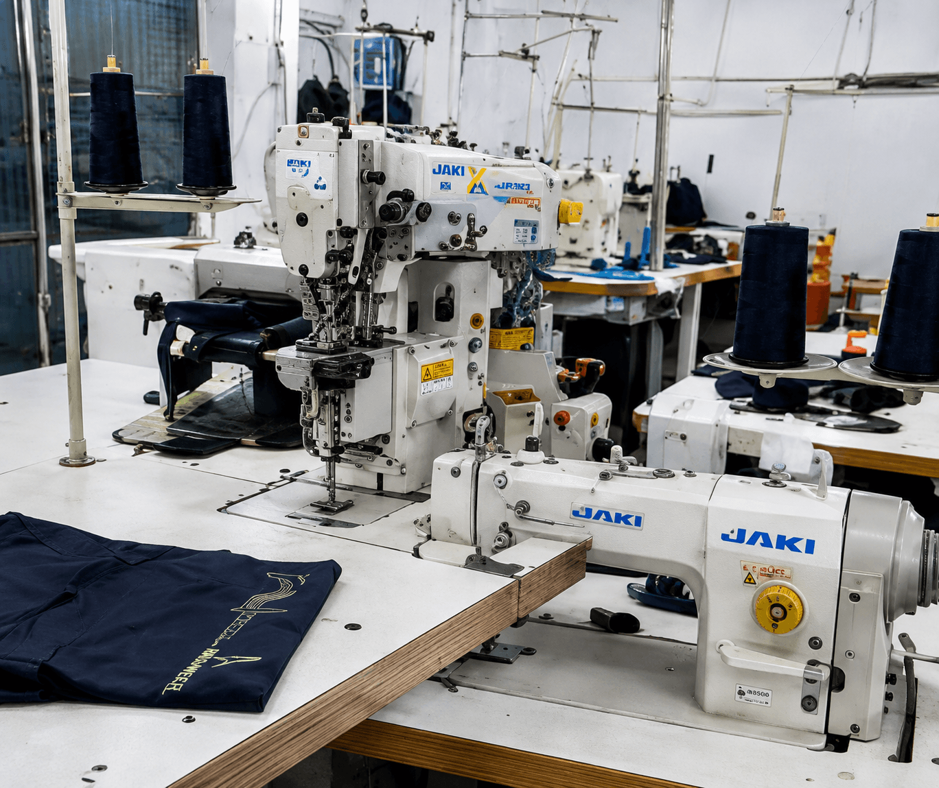 Flatlock sewing machine for comfortable industrial workwear stitching